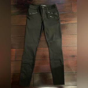Size:27, black skinny jean with zippers